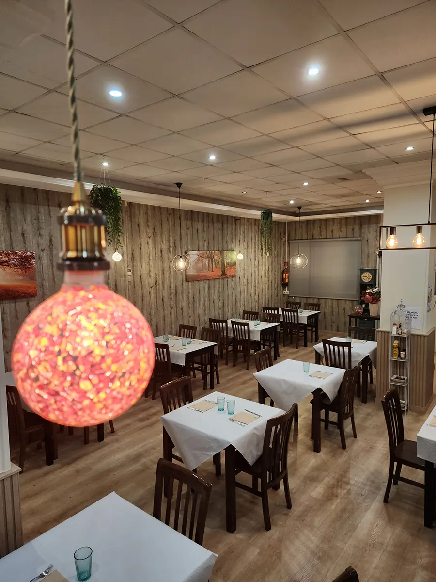 Iluminación cálida en Restaurante Cambados